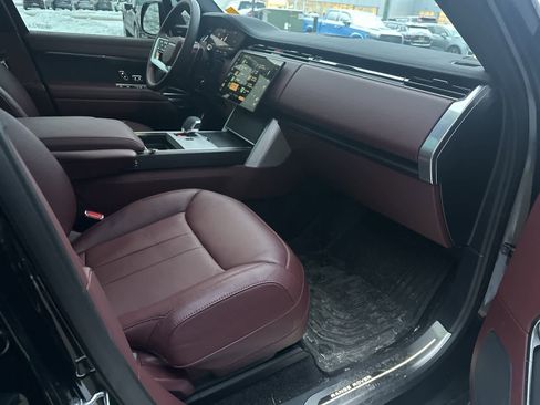 Used 2025 Land Rover Range Rover SE image 12