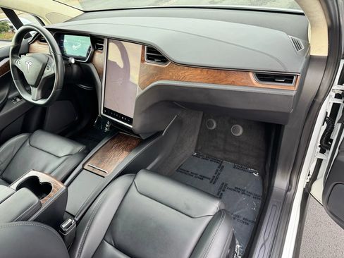 Used 2018 Tesla Model X 75D image 25