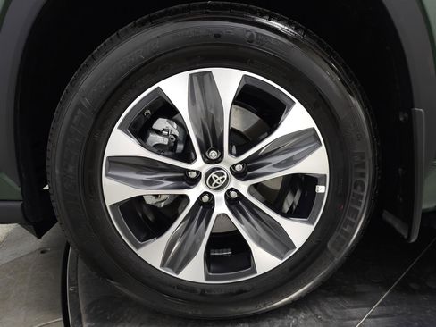 Used 2025 Toyota Highlander XLE image 14