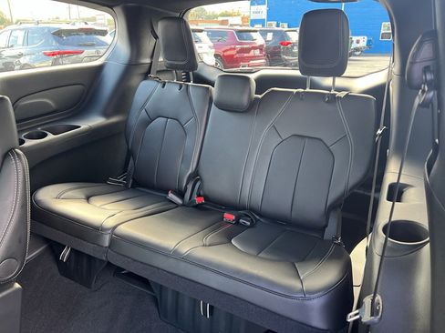 New 2026 Chrysler Pacifica Select image 11