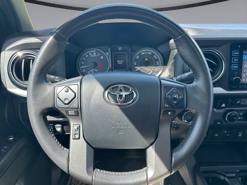 Used 2017 Toyota Tacoma TRD Off-Road w/ Premium & Technology Package RWD image 14