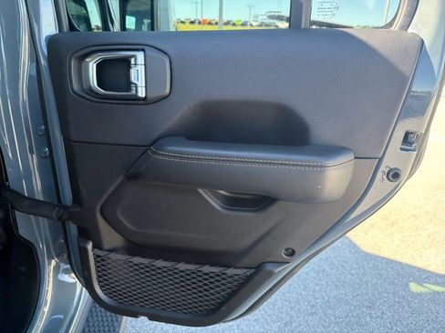 Used 2025 Jeep Wrangler Unlimited Sahara AWD/4WD image 30