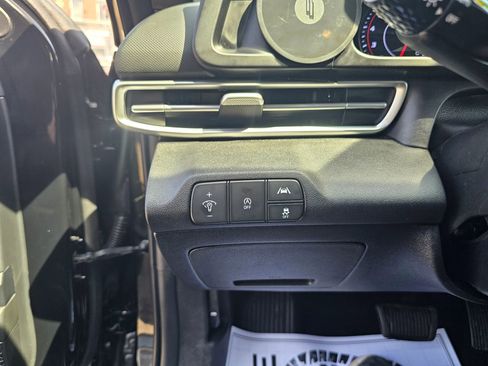 Used 2023 Hyundai Elantra SE image 27