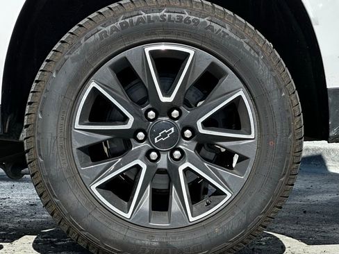 Used 2022 Chevrolet Suburban Z71 w/ Luxury Package image 3