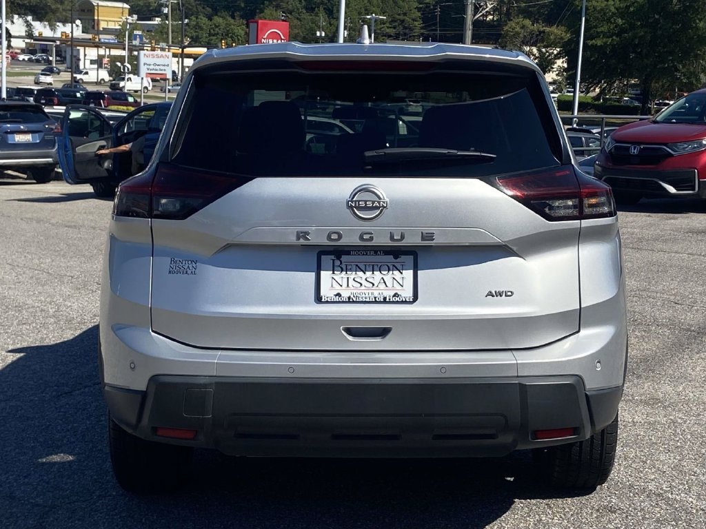 Used 2025 Nissan Rogue SV AWD/4WD image 5