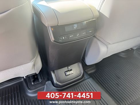 Used 2023 Toyota Highlander LE FWD image 24