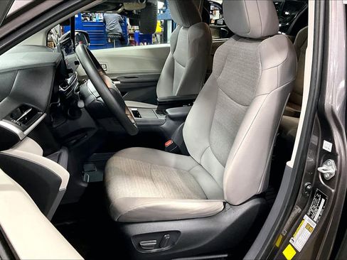 Certified 2024 Toyota Sienna LE image 8