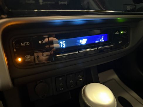 Used 2018 Toyota Corolla XLE image 13