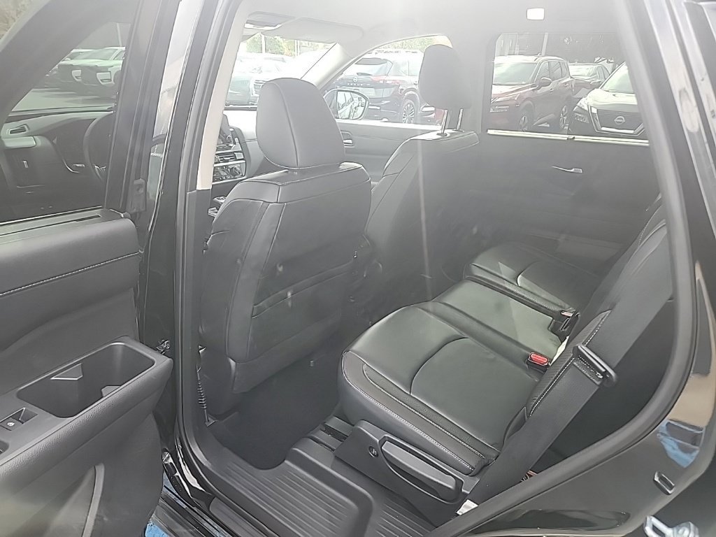 Used 2025 Nissan Pathfinder SL AWD/4WD image 24