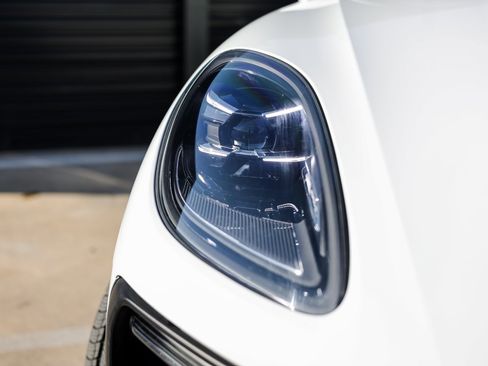 Certified 2025 Porsche Macan image 13