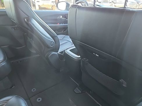 Used 2025 Chrysler Pacifica Select image 75