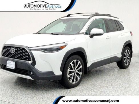 Used 2023 Toyota Corolla Cross XLE image 1
