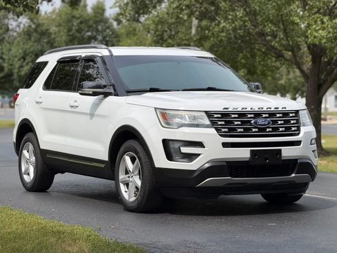Used 2016 Ford Explorer XLT AWD/4WD image 3
