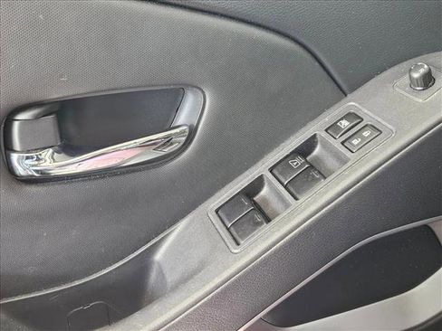 Used 2022 Nissan Frontier SV image 6