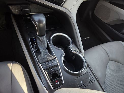 Used 2022 Toyota Camry XLE FWD image 11