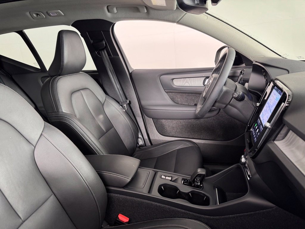 Certified 2024 Volvo XC40 B5 Core AWD/4WD image 2