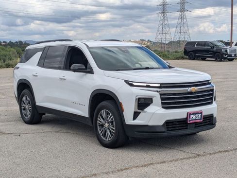 Used 2024 Chevrolet Traverse LT image 3