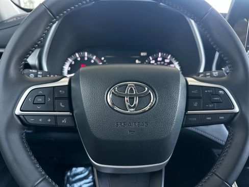 Used 2025 Toyota Highlander XLE FWD image 23