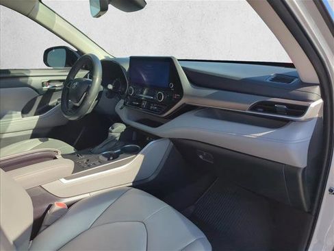 Used 2023 Toyota Highlander XLE image 26