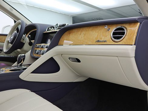 Used 2024 Bentley Bentayga image 39