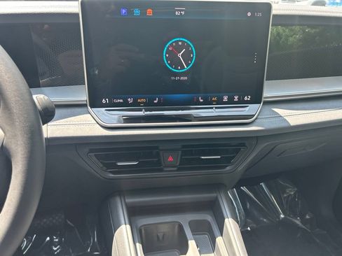 Used 2025 Volkswagen Tiguan SE AWD/4WD image 15