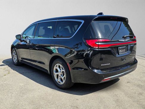 Used 2024 Chrysler Pacifica Limited FWD image 5