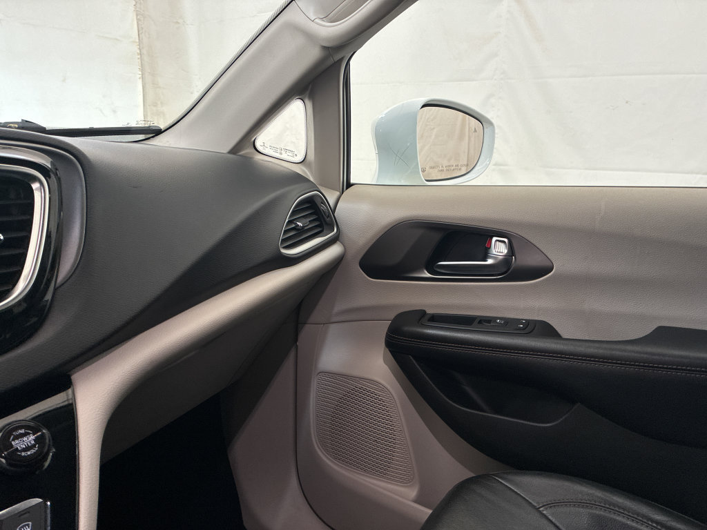 Used 2020 Chrysler Pacifica Touring-L FWD image 23