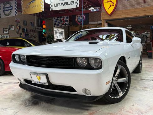 Used 2014 Dodge Challenger SXT RWD image 1