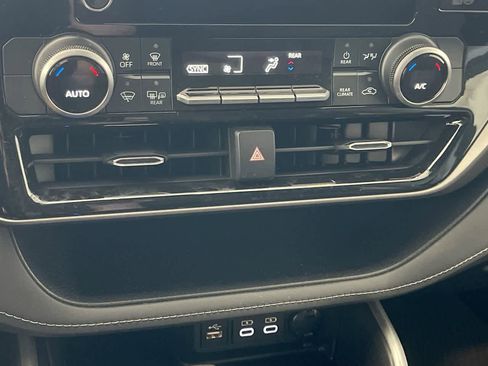 Used 2023 Toyota Highlander LE AWD/4WD image 19
