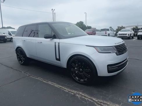 Used 2025 Land Rover Range Rover SE image 2