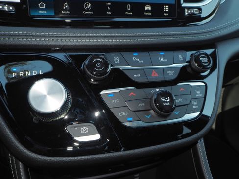 New 2026 Chrysler Pacifica Limited w/ Uconnect Theater Family Group image 29