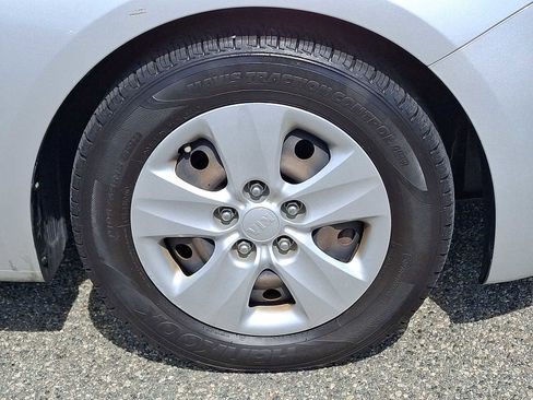 Used 2017 Kia Forte LX image 6