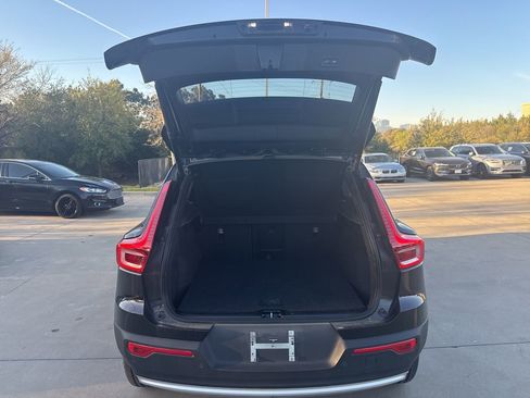 Used 2025 Volvo XC40 B5 Core image 8