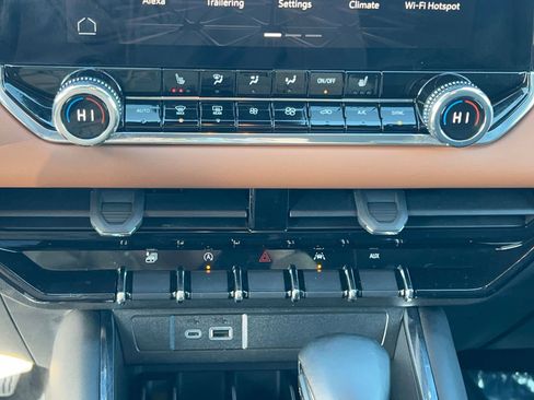 Used 2024 GMC Canyon AT4 w/ Technology Package image 22