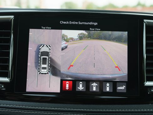 Used 2024 Chrysler Pacifica Touring-L AWD/4WD image 16