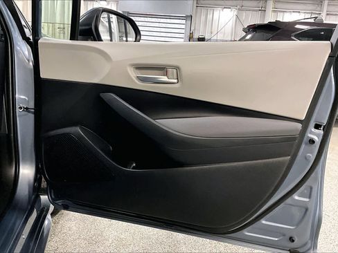 Used 2020 Toyota Corolla LE image 21