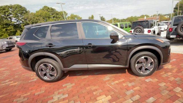Used 2025 Nissan Rogue SV FWD image 2