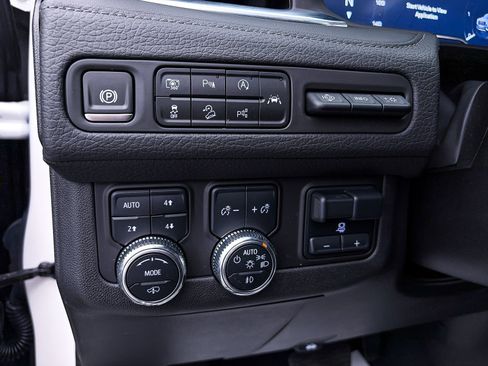 Used 2024 GMC Yukon Denali w/ Advanced Technology Package AWD/4WD image 23