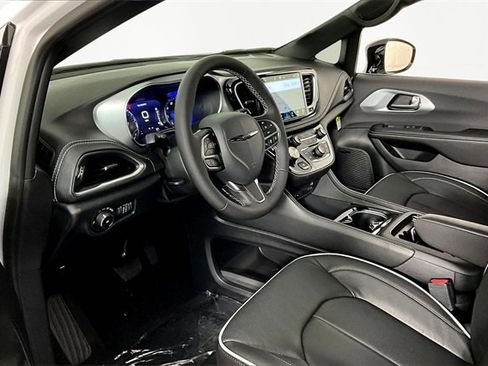 New 2026 Chrysler Pacifica Limited image 8