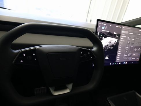 Used 2025 Tesla Cybertruck AWD Crew Cab image 19