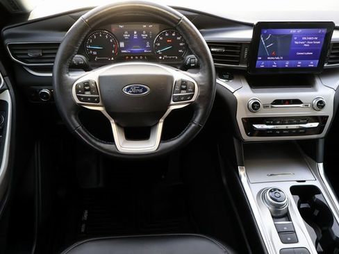 Certified 2022 Ford Explorer XLT w/ Equipment Group 202A image 4