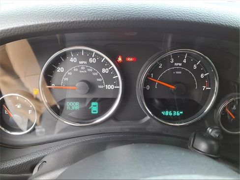 Used 2018 Jeep Wrangler Unlimited Rubicon w/ Connectivity Group image 12