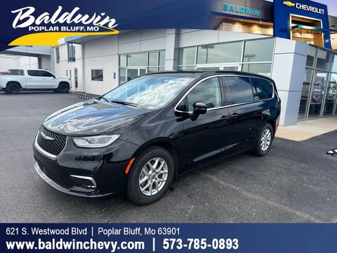 Used 2024 Chrysler Pacifica Touring-L FWD image 1