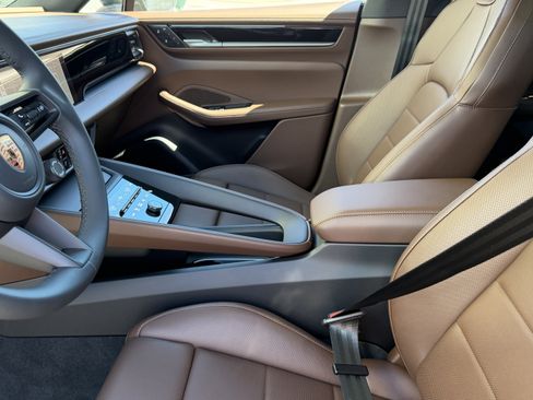 New 2026 Porsche Macan 4 Electric image 4