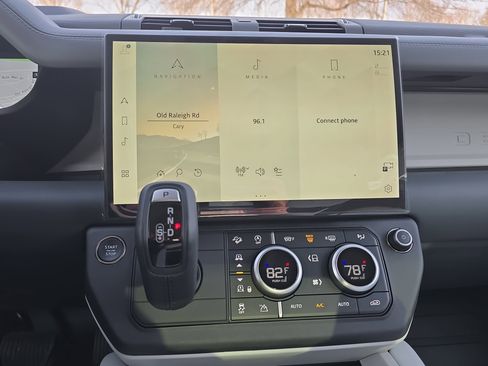 New 2026 Land Rover Defender 130 X-Dynamic SE image 20