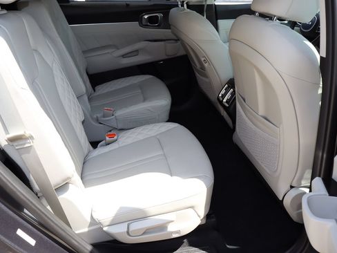 Used 2023 Kia Sorento SX AWD/4WD image 19
