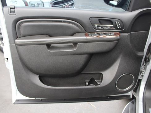 Used 2014 GMC Yukon XL Denali image 17