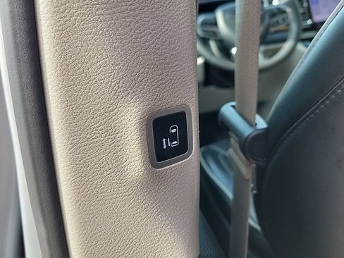 Used 2023 Chrysler Pacifica Limited FWD image 23
