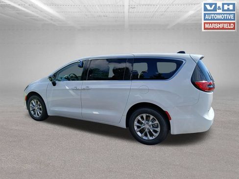 New 2027 Chrysler Pacifica Select w/ Family Tech Group AWD/4WD image 4