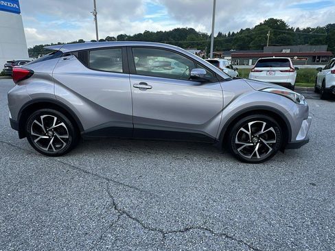 Used 2019 Toyota C-HR XLE FWD image 3